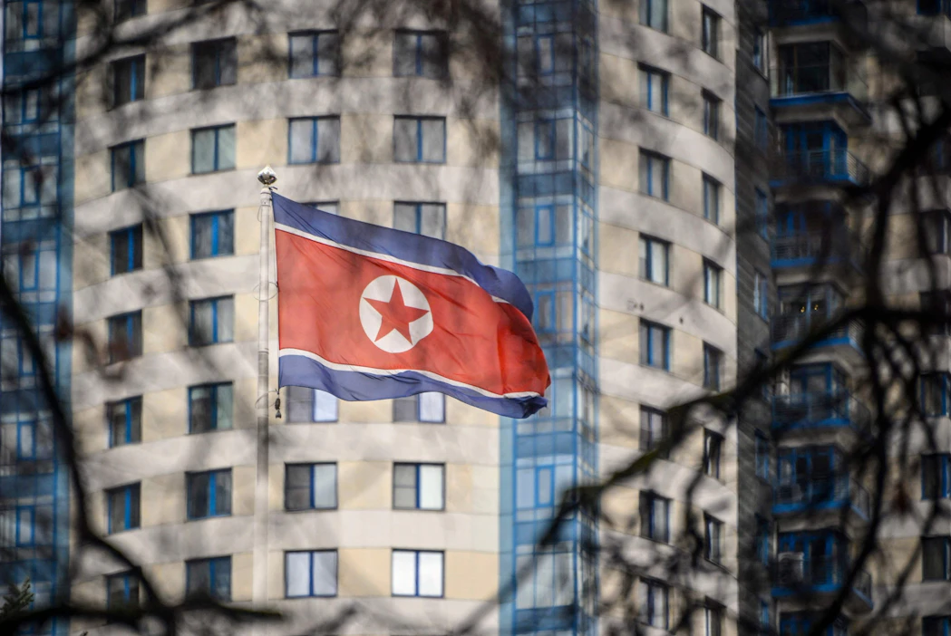 Sekä sotilasliitto Nato että Yhdysvallat ovat vahvistaneet, että tuhansia pohjoiskorealaisia sotilaita on lähetetty Venäjän itäosiin lähelle Ukrainan rajaa. Kuva on Pohjois-Korean suurlähetystön edustalta Moskovasta. LEHTIKUVA / AFP.