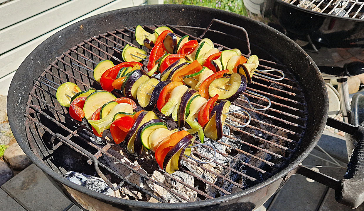 Yhä useampi suomalainen aikoo grillata kasviksia.
