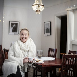 Ravintola Naissaaren Koskenhenki hankkii kaikki elintarvikkeiden raaka-aineensa lähituottajilta, yrittäjä Marianne Hautsalo kertoo.