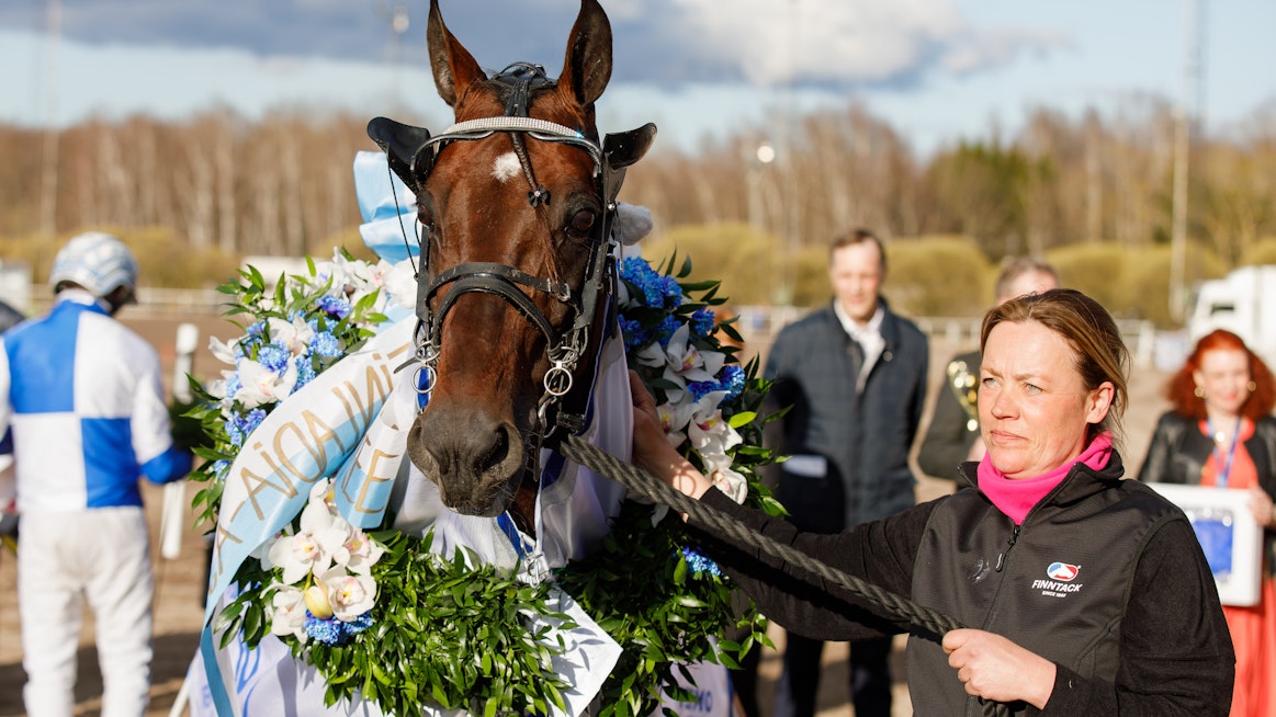 Cokstile ja Anu Intonen tulivat, näkivät ja voittivat Vermossa. Taustalla vasemmalla häämöttää ohjastaja Christoffer Eriksson hevosenomistajan Renato Santesen perinteisissä väreissä.