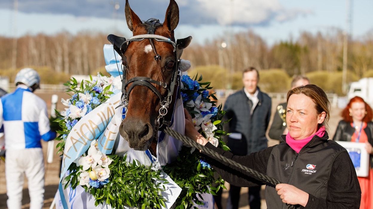 Cokstile ja Anu Intonen tulivat, näkivät ja voittivat Vermossa. Taustalla vasemmalla häämöttää ohjastaja Christoffer Eriksson hevosenomistajan Renato Santesen perinteisissä väreissä.