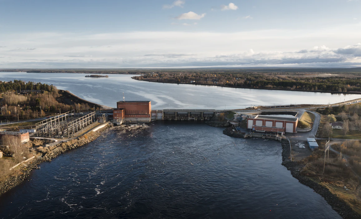 Vesivoimaa tuotetaan tänään noin 2000 megawatin edestä. Kuvassa Pohjolan Voima Oy:n Kemijoen Isohaaran voimalaitos Keminmaalla.
