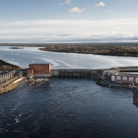  Vesivoimaa tuotetaan tänään noin 2000 megawatin edestä. Kuvassa Pohjolan Voima Oy:n Kemijoen Isohaaran voimalaitos Keminmaalla.