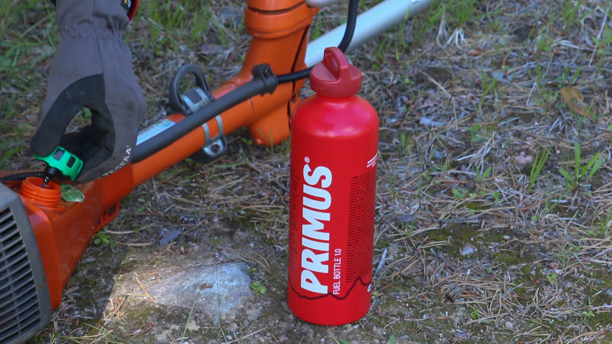 Primuksen mallistossa on polttoaineiden kuljetukseen näppäränkokoisia pulloja. Litran pullolla saa raivaussahan tankattua lähes täyteen.