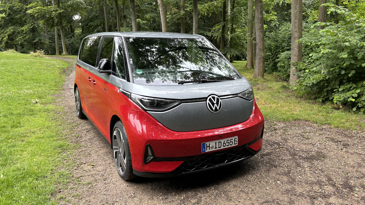 Volkswagen tuo ID. Buzzista markkinoille 250 kW:n nelivetoisen GTX-mallin, jonka tunnistaa muista versioista sille varatusta punaisesta väristä.