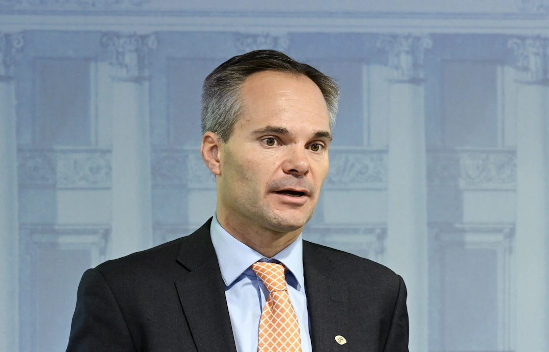 Ympäristö- ja ilmastoministeri Kai Mykkänen (kok.) kertoi tiedotustilaisuudessa hallituksen kärkihankkeista ilmasto- ja energiapolitiikassa. LEHTIKUVA / MARKKU ULANDER.