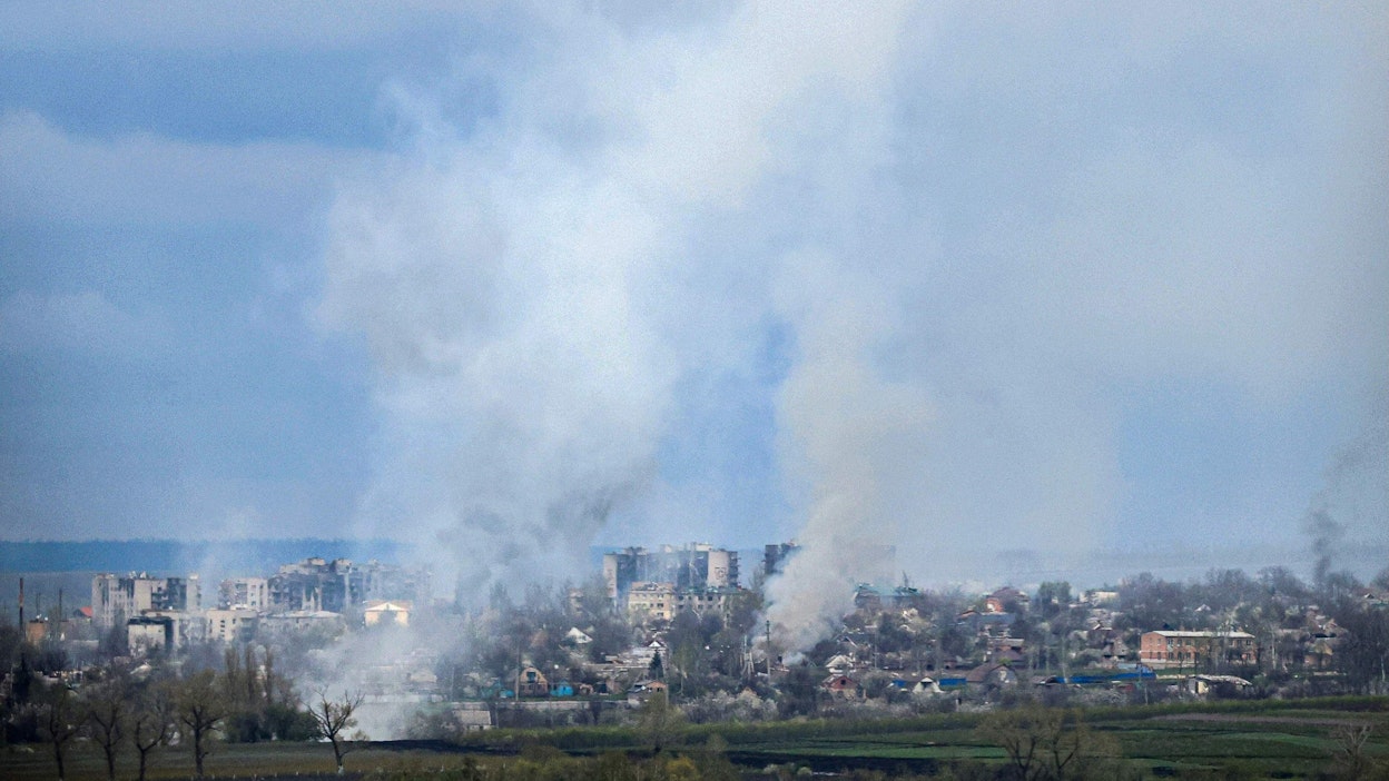 Ukraina ei ole toistaiseksi ole kommentoinut väitteitä. Huhtikuussa otetussa arkistokuvassa näkyy savua Bahmutissa Donetskin alueella. LEHTIKUVA/AFP. 