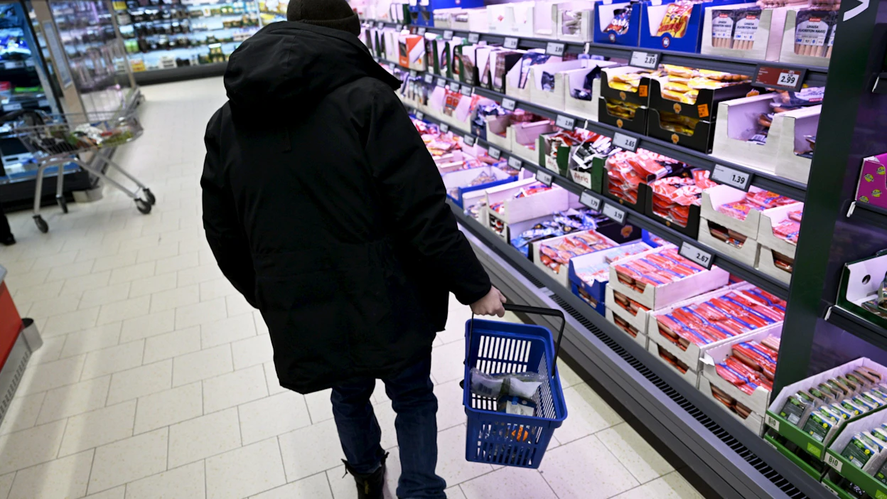 Elintarvikkeiden ja alkoholittomien juomien hinnat laskivat toukokuussa hieman vuoden takaisesta. LEHTIKUVA / VESA MOILANEN.