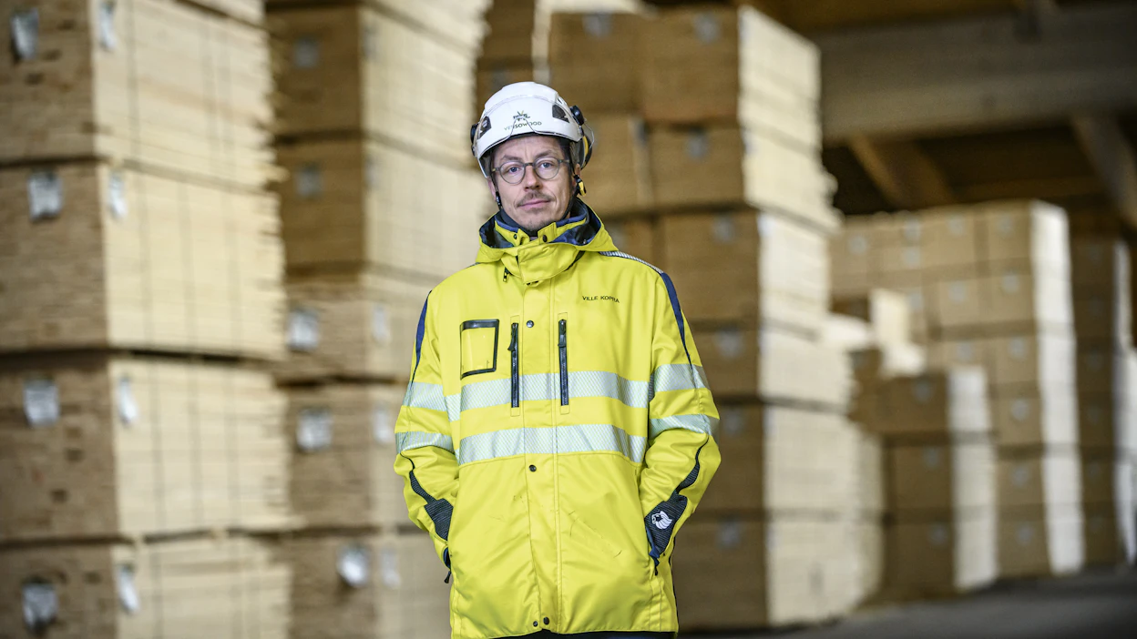 Versowoodin toimitusjohtaja Ville Kopra sanoo, että tuotannon rajoituksiin on varauduttu muutosneuvotteluissa. Edessä voi olla nelipäiväistä viikkoa ja yhden vuoron tekemistä.