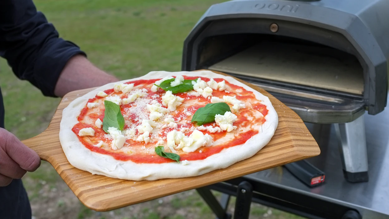 Pizzauunilla on suomalaistausta. Suomalaissyntyinen Kristian Tapaninaho kehitti takapihallaan Lontoossa ensimmäisen liikuteltavan puulämmitteisen pizzauunin. Sen ympärille syntyi pizzauunibrändi Ooni.