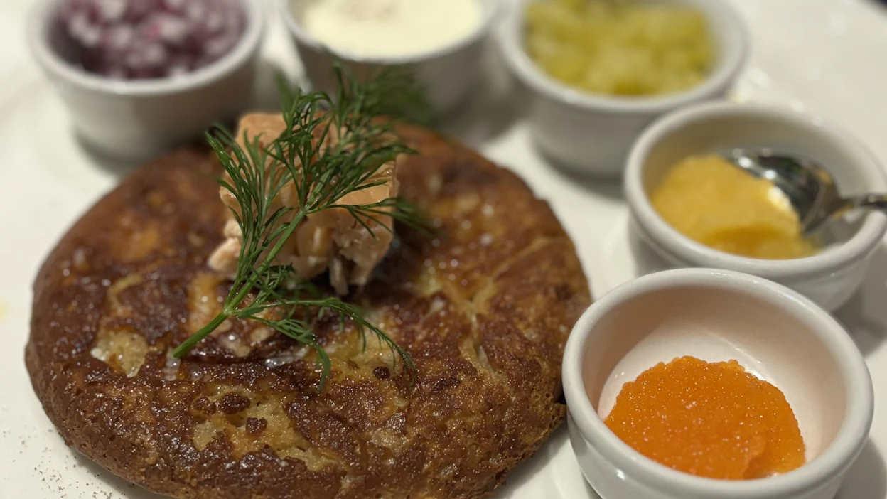 Talvella Kymenlaakso-menun alkuruoka Wanhassa Fiskarissa on blini muikun- ja mateenmädin kanssa.