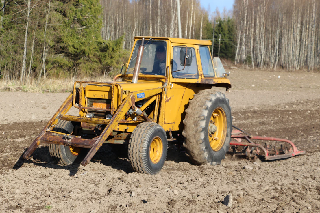 Valmet 700 oli tekniikaltaan ja varusteiltaan karsittu malli isoveljestään Valmet 900 -traktorista.