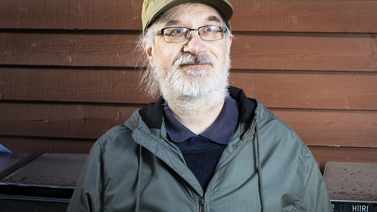 Veikko Hiiri on hyödyntänyt erikoista sukunimeään muun muassa pakinoimalla radiossa ohjelmassa Hiirenkorvalla.