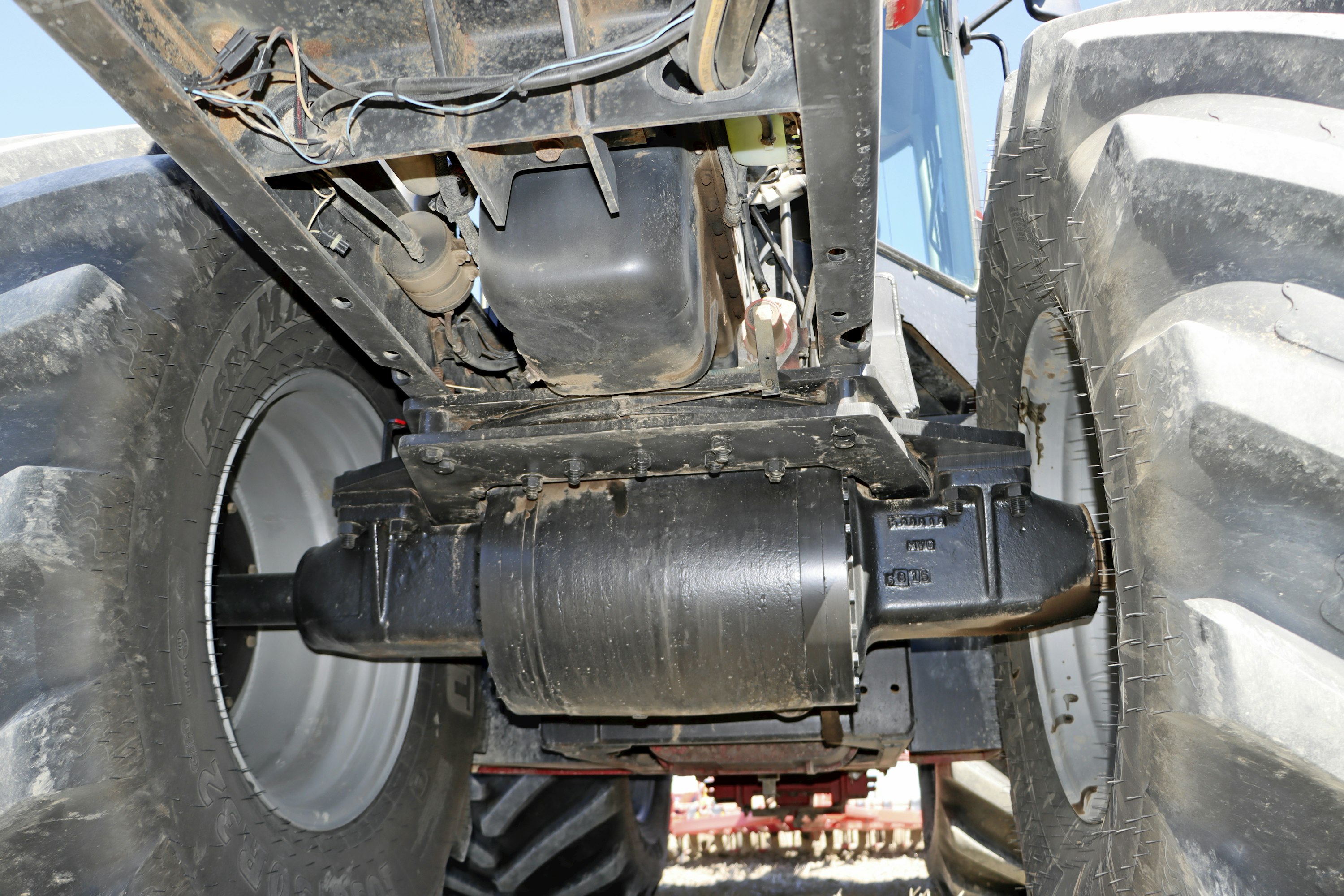 Steiger 9330 -malliin oli lisävarusteena tarjolla ohjattava akseli maissin kylvöä tai harausta tai muuta tarkkaa työtä varten. Akseliohjauksen kääntökulma on vain kuusi astetta, koska se on tarkoitettu vain ajolinjan hienosäätöön – isot käännökset tehdään runko-ohjauksella. Steigerin etuakseli on unkarilaisen Raban valmistama.