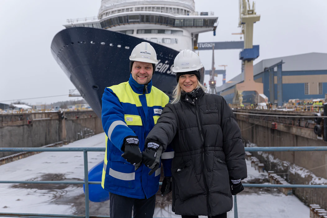 Meyer Turun toimitusjohtaja Tim Meyer ja TUI Cruisestin toimitusjohtaja Wybcke Meier iloitsivat Mein Schiff 7:n vesillelaskemisesta, vaikka kuvassa allas on vielä tyhjä.
