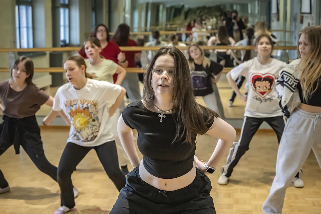 K-popin musiikki ja tanssi koukuttaa nuoria. Lapuan kansalaisopiston K-pop-kurssia ohjasi Nea Mäenpää (edessä).