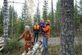 Arto Hiekkanen (oik.) osti perheen maa- ja metsätilan keväällä isältään Juha Hiekkaselta. Arton lapset, viisivuotias Toivo ja 2,5-vuotias Tilda, odottelevat omaa vetovuoroaan metsänomistajina.