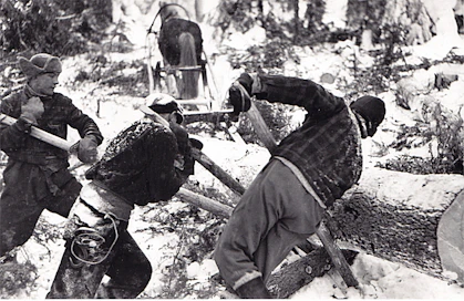 Puutavaran kuormauksessa käytettiin samoja, vuosisatoja vanhoja menetelmiä 1950-luvulle asti. Vahvat savottalaiset saivat telapuiden ja kankien avulla suuretkin tukit matalaan rekeen, mutta kookkaampiin kuormiin alettiin kaivata konevoimaa.