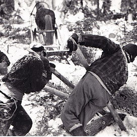 Puutavaran kuormauksessa käytettiin samoja, vuosisatoja vanhoja menetelmiä 1950-luvulle asti. Vahvat savottalaiset saivat telapuiden ja kankien avulla suuretkin tukit matalaan rekeen, mutta kookkaampiin kuormiin alettiin kaivata konevoimaa.
