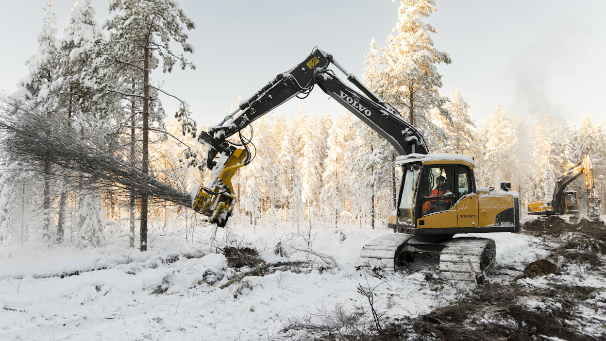 Risto Kokko kaatoi puita ja tukki ojia marraskuun lopussa Pudasjärven Juominginojalla.