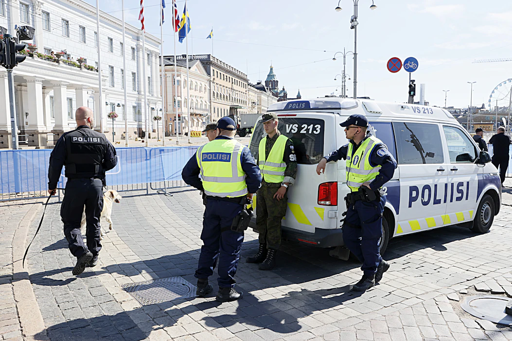 Poliisit vartioivat presidentinlinnan edustaa Pohjoismaiden ja Yhdysvaltojen huippukokouksen alla Helsingissä. Katuja on suljettu, ja turvallisuutta oli valvomassa myös varusmiehiä.