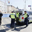 Poliisit vartioivat presidentinlinnan edustaa Pohjoismaiden ja Yhdysvaltojen huippukokouksen alla Helsingissä. Katuja on suljettu, ja turvallisuutta oli valvomassa myös varusmiehiä.