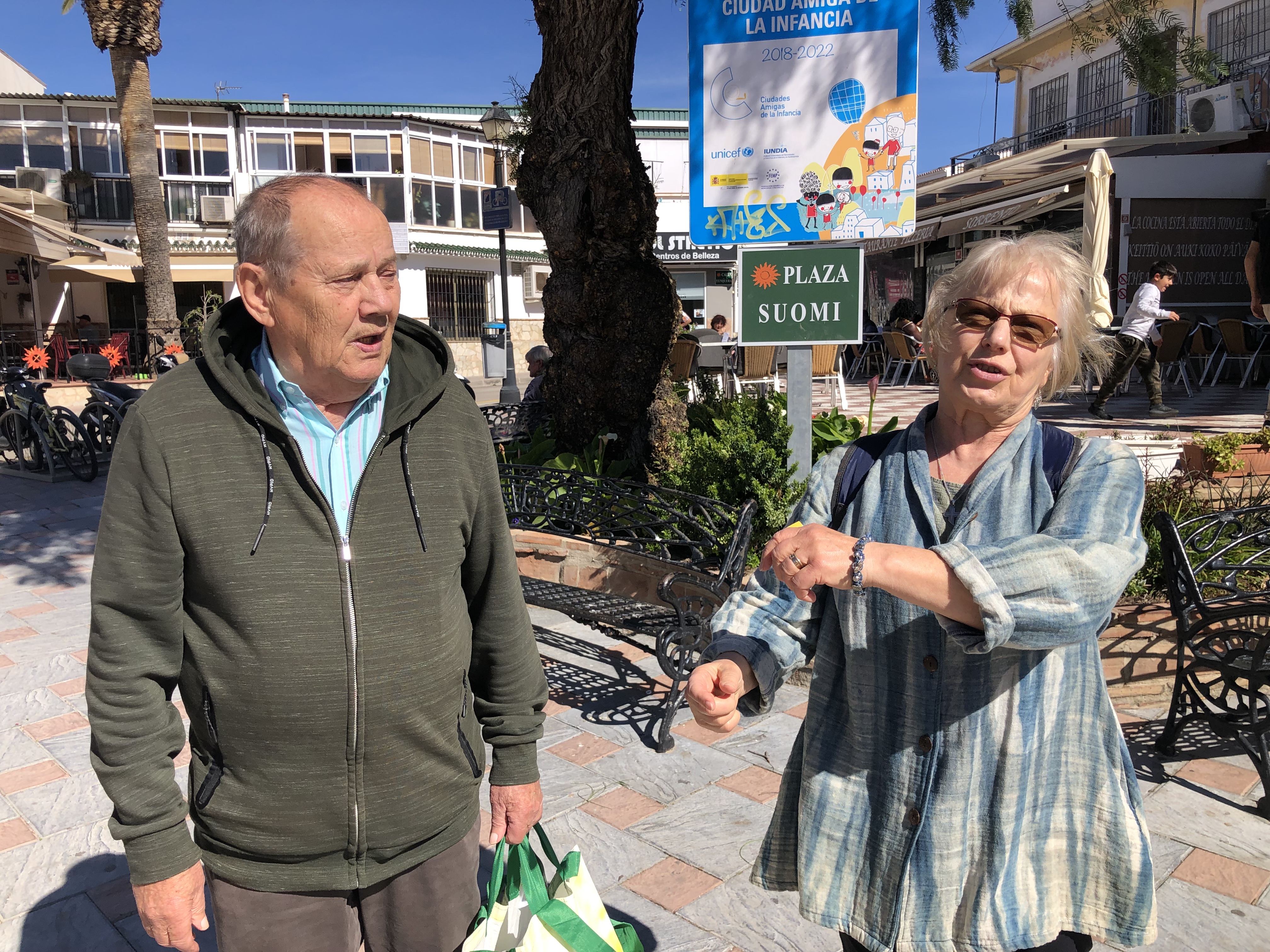 Tenho ja Marja-Liisa Halonen ovat matkalla kyläilemään suomalaisten suosimassa Los Pacosin kaupunginosassa Fuengirolassa. Katu nimeltä Avenida Finlandia sivuaa aukiota nimeltä Plaza Suomi.