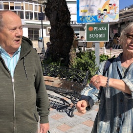 Tenho ja Marja-Liisa Halonen ovat matkalla kyläilemään suomalaisten suosimassa Los Pacosin kaupunginosassa Fuengirolassa. Katu nimeltä Avenida Finlandia sivuaa aukiota nimeltä Plaza Suomi.
