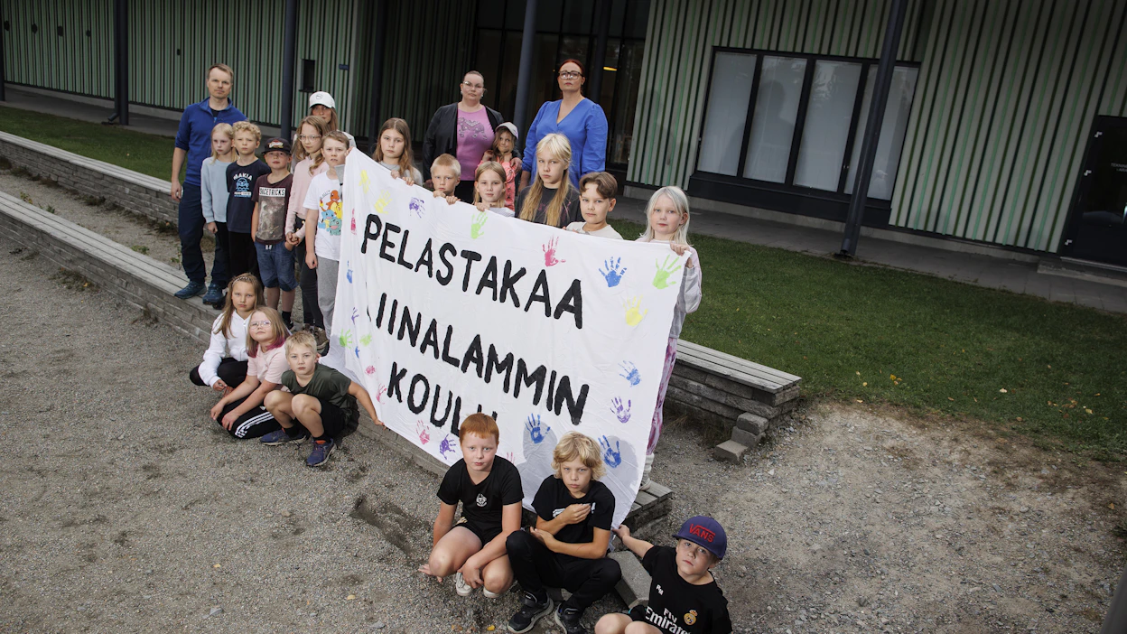 Liinalammin koulu Tikkakoskella on lakkautusuhan alla, mutta paikalliset perheet taistelevat vastaan. Kuvassa takarivissä koulunjohtaja Antti Korttinen sekä vanhempaintoimikunnan jäsenet Mirjam Manner, Mari Luokkamäki ja Vilma Mutka. Kuvassa on lisäksi koulun oppilaita.