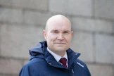 Suomen Ratsastajainliiton toiminnanjohtaja Jukka Koivisto tuomitsee videolla riehuneen ratsastuksenohjaajan toiminnan.