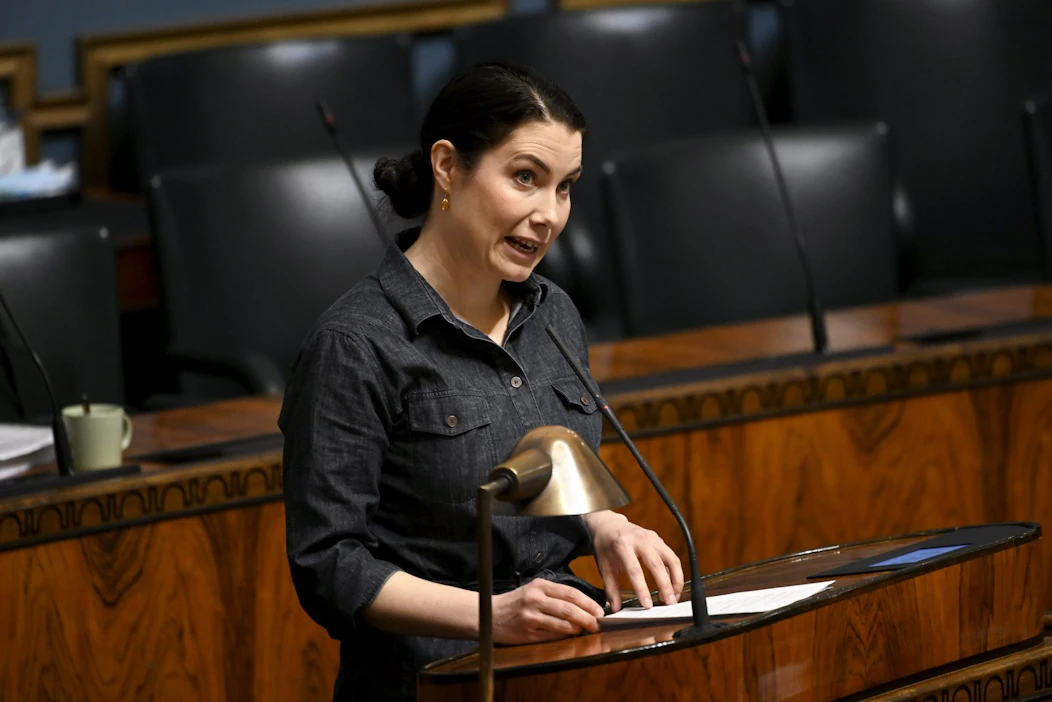 Ympäristöministeri Emma Kari (vihr.) korosti, että luontokato on yhtä vakava kriisi kuin ilmastonmuutos.