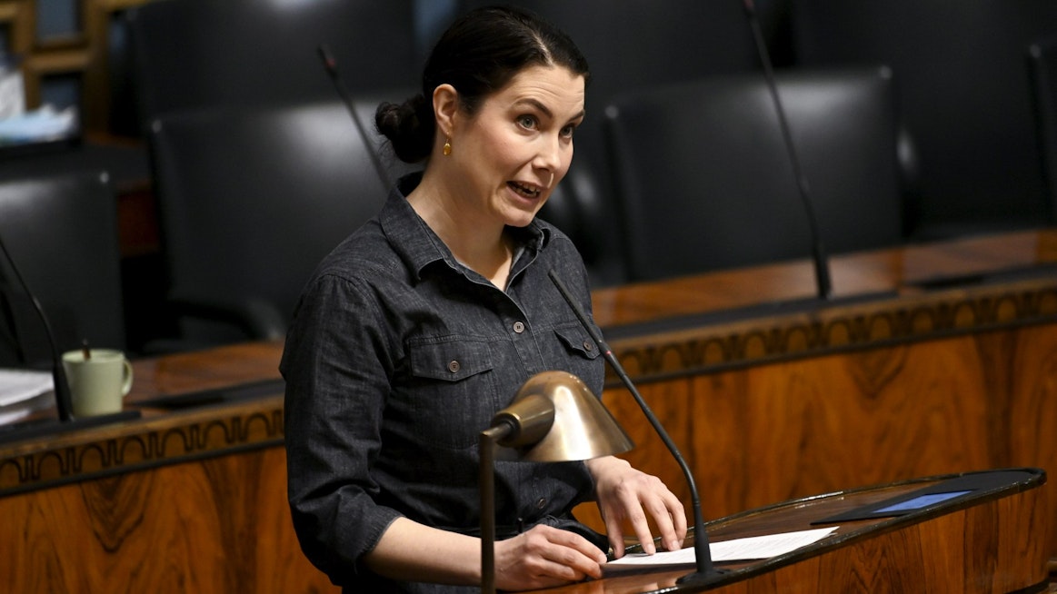 Ympäristöministeri Emma Kari (vihr.) korosti, että luontokato on yhtä vakava kriisi kuin ilmastonmuutos.