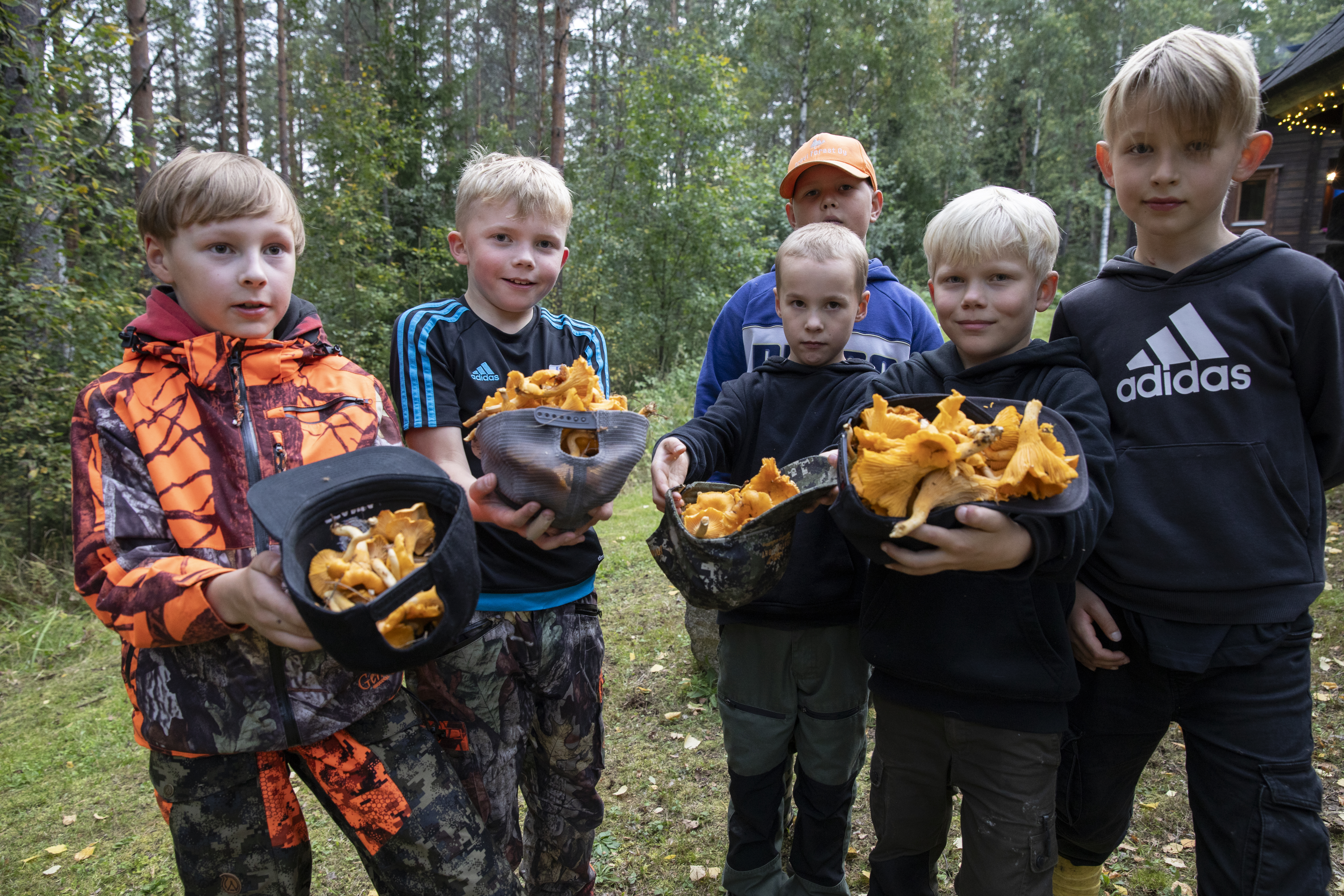 Leiripaikalta löytyi hattukaupalla kanttarelleja. Tatu Salonen (9), Patrik Laitinen (9), Venni Kuuramaa (8) ja Eeli Ojasalo (8) esittelevät saalistaan. Takana Niki Östring (8) ja oikeassa reunassa Sisu Fritz (9).