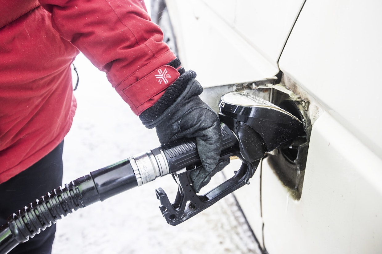 Vanhat polttomoottoriautot pysyvät liikenteessä vielä pitkään.