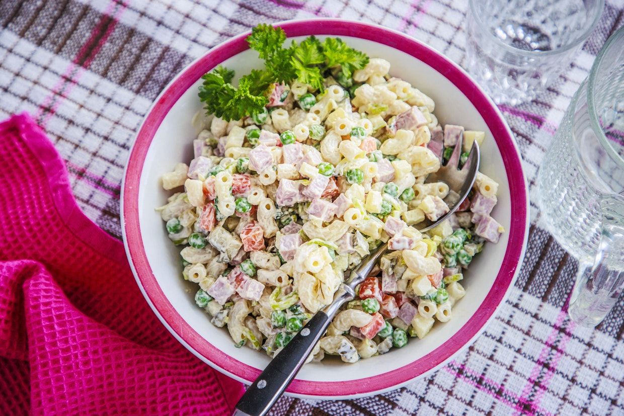 Italiansalaatti on 1960- ja 70-luvulla suosittu vierasherkku ja noutopöydän tarjottava. Ison annoksen voit halutessasi pienentää puolittamalla ainekset.