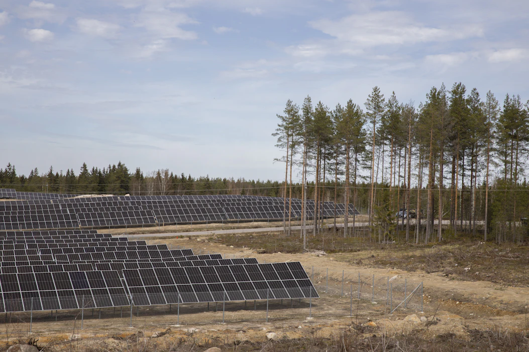 Puhtaan energian investoinnit houkuttelevat Suomeen myös uusia teollisia investointeja. Kuvassa Sulkavalle rakennettu aurinkovoimala.