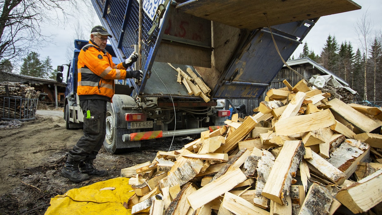 Klapiyrittäjä Kari Siikasen kärry tipauttaa kerralla tarkasti 2,5 heittokuutiota klapeja pihaan.