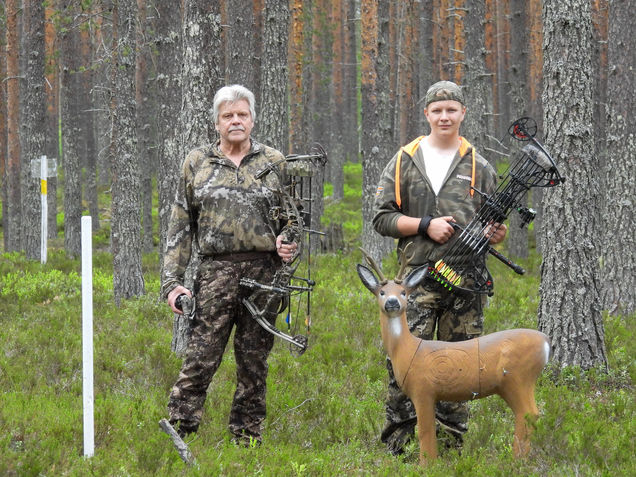 Jousimetsästäjien on toistaiseksi tyytyminen hirveä pienempään sorkkariistaan. Kuvassa metsäkaurisfiguuriin ammuntaa harjoittelevat riistanhoitoyhdistyksen puheenjohtaja Risto Miinin ja Miko Kvist.