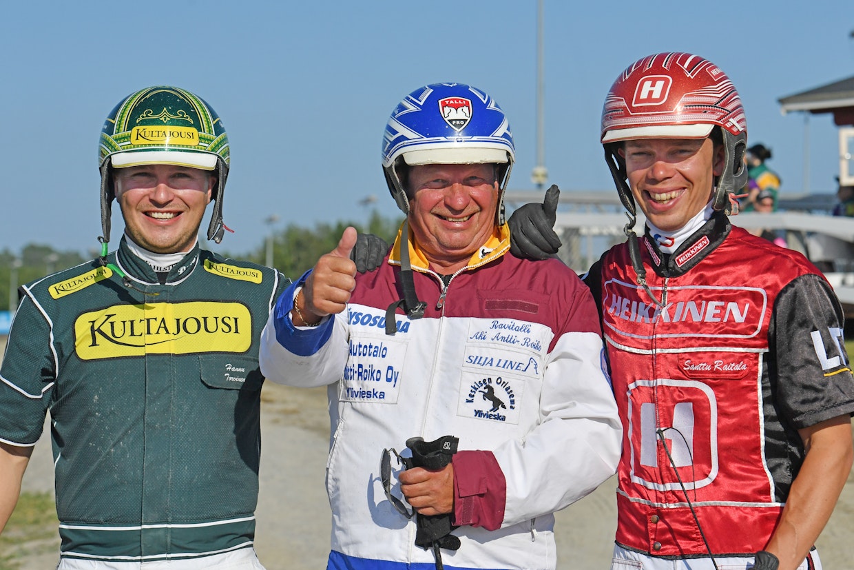 Hannu Torvinen ja Santtu Raitala (oik.) ovat kovat kilpakumppanit ja hyvät ystävät. Oulun Kuninkuusraveissa kaksikko poseerasi ajohanskat naulaan laittaneen Aki Antti-Roikon kanssa.