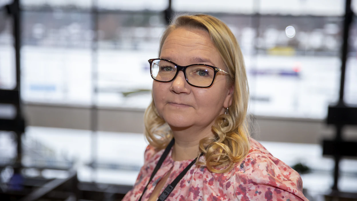 Suomen Hippoksen toimitusjohtaja Minna Mäenpää vakuuttaa keskusjärjestön suhtautuvan suomenhevosten kilpailumahdollisuuksiin vakavasti.