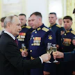 Vladimir Putin juhli viime viikolla Kremlissä sotilasakatemiasta valmistuneita upseereja.