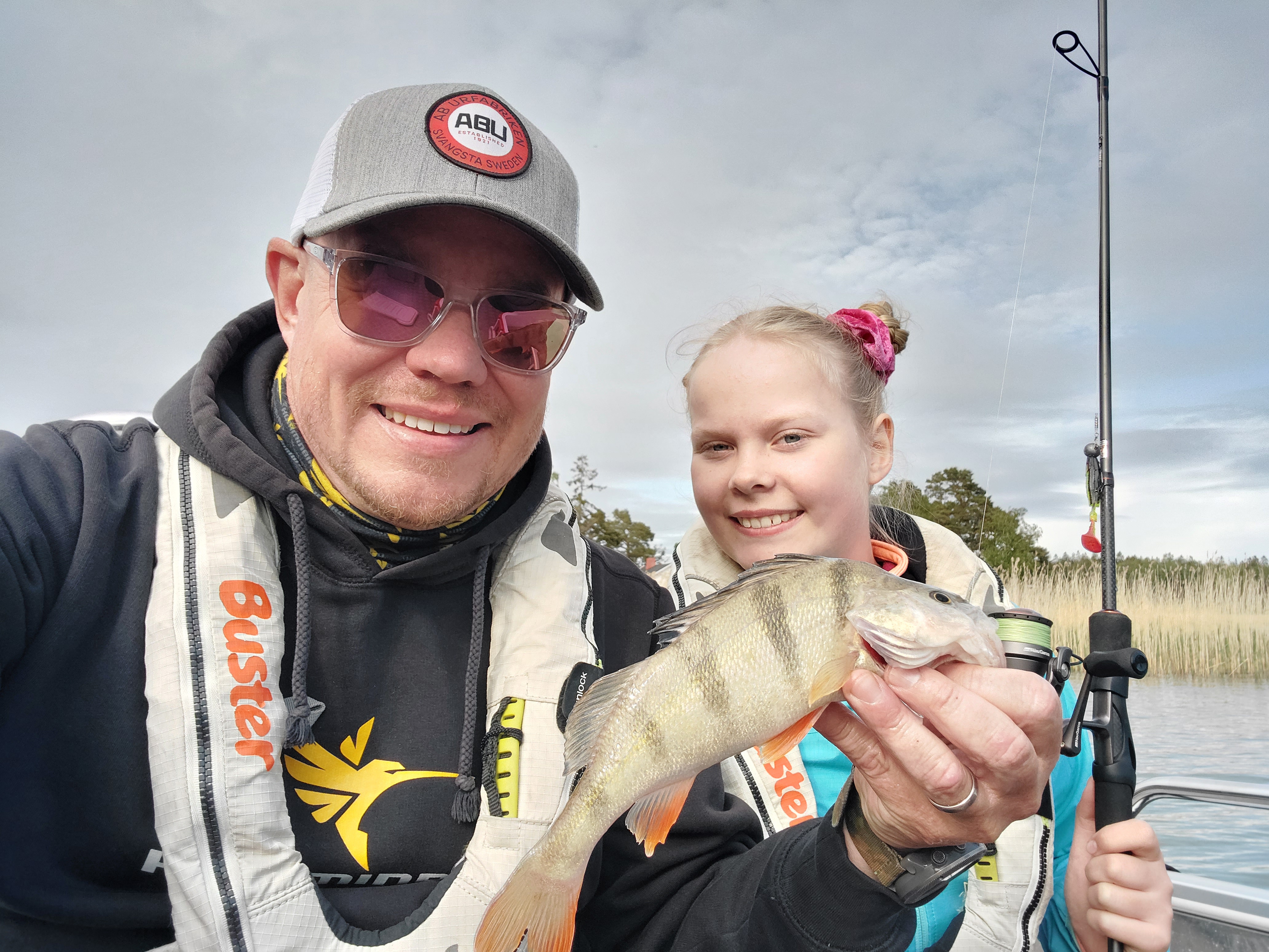 Jani Ollikaisen mieleenpainuvimpia saaliita ovat isot suurhauet, mutta hän nauttii myös lasten kanssa kalastamisesta. Kuvassa Juuli-tytär.