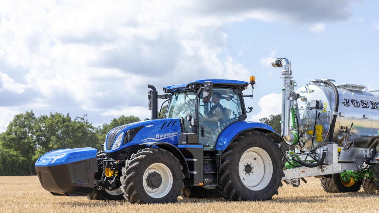 New Holland T6.180 on saapunut Suomeen. Traktorissa on dieseltankkien tilalla olevien kaasusäiliöiden lisäksi myös kuvan 270-litrainen lisäsäiliö, joka on sijoitettu traktorin eteen.