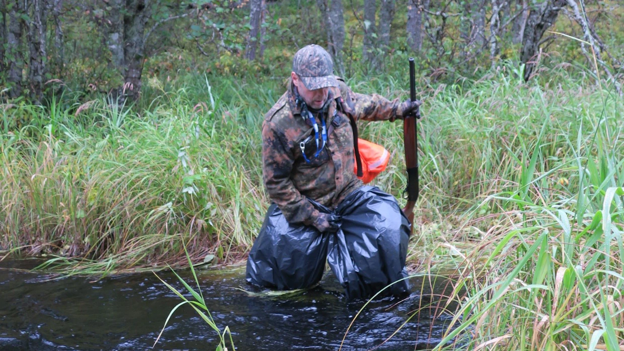 Ad hoc -kahlurit. Jätesäkeillä yli synkän virran.