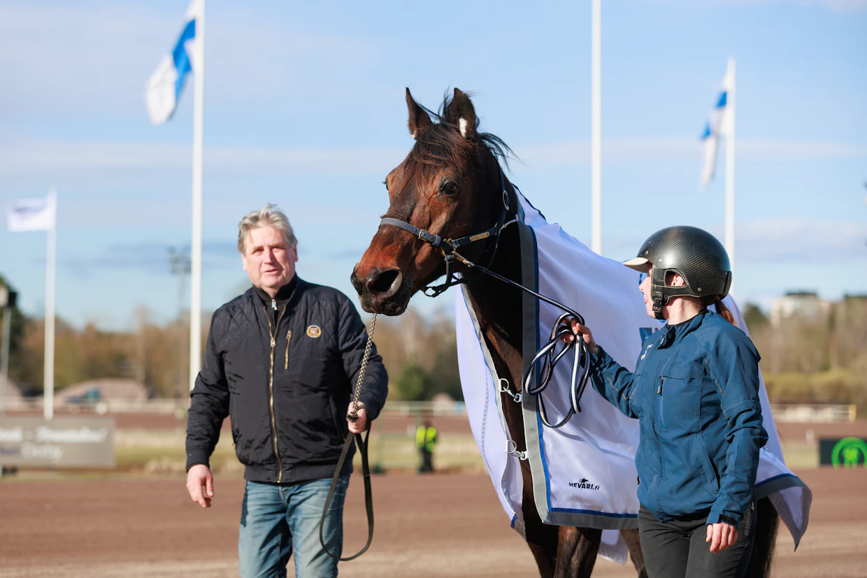 Finlandia-ajon vuonna 2015 voittanut Bret Boko oli viime vuoden Finlandiassa paikalla entisen valmentajansa Markku Niemisen ja Suvi Himangan kanssa.