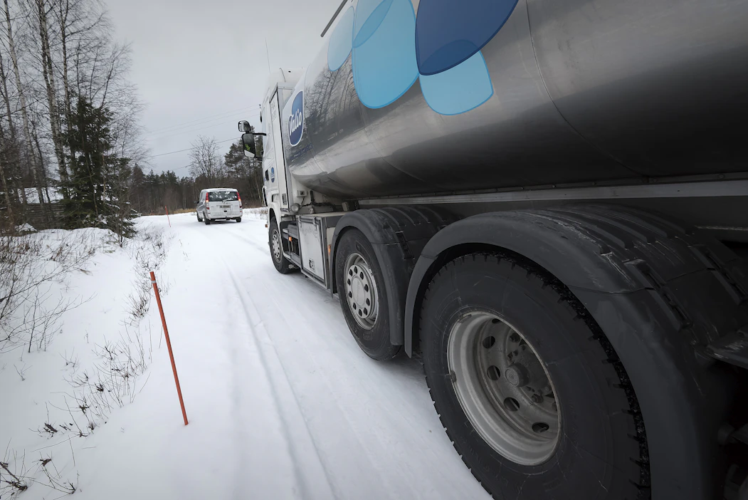 Kuvassa näkyvä kuiva pakkaslumi on maaseudun kuljetusten kannalta paras olosuhde. Lähiaikoina päivälämpötilat pysyttelevät eteläisessä Suomessa plussalle, mikä lisää liukkaita kelejä.