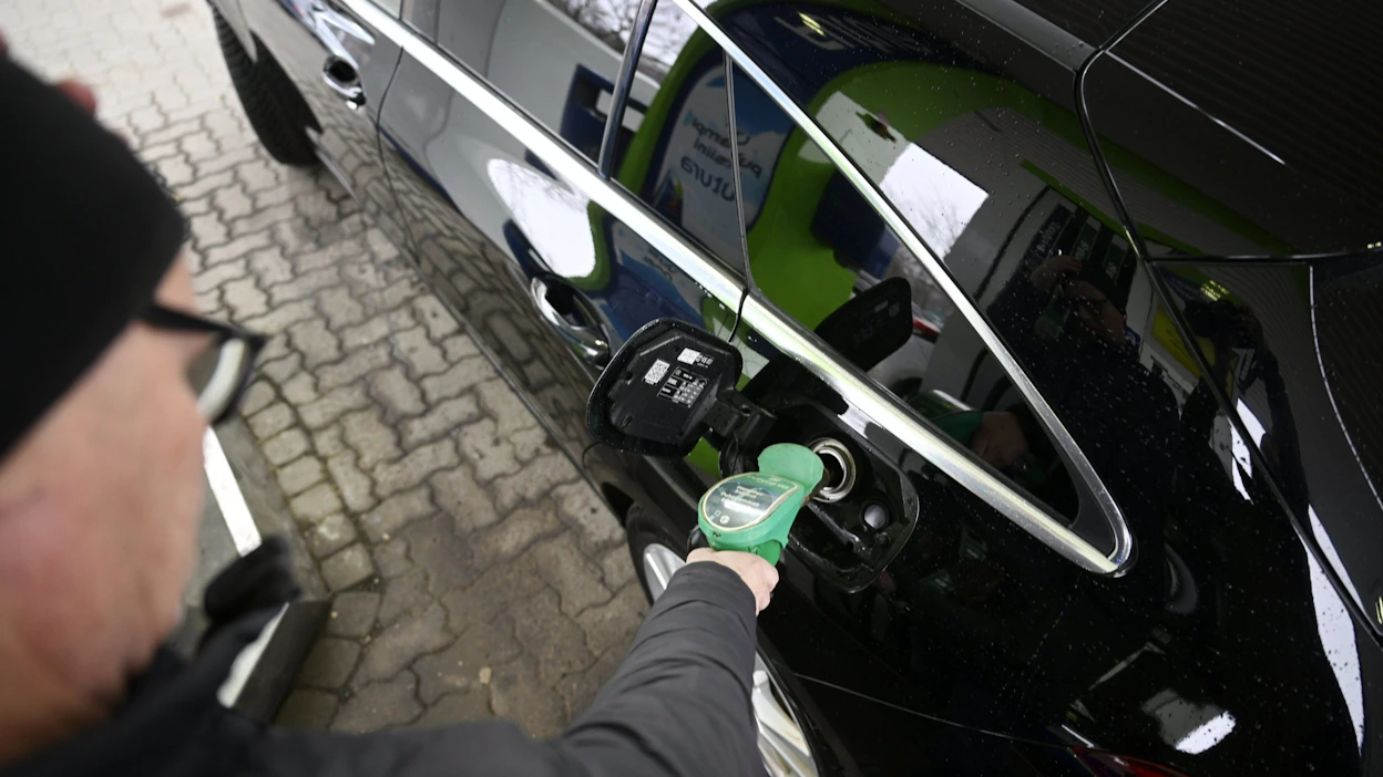 Dieselin ja bensiini 95:n verollinen keskihinta oli maaliskuussa 1,9 euroa ja bensiini 98:n 2,0 euroa litralta, kertoo Tilastokeskus. LEHTIKUVA / ANTTI AIMO-KOIVISTO.