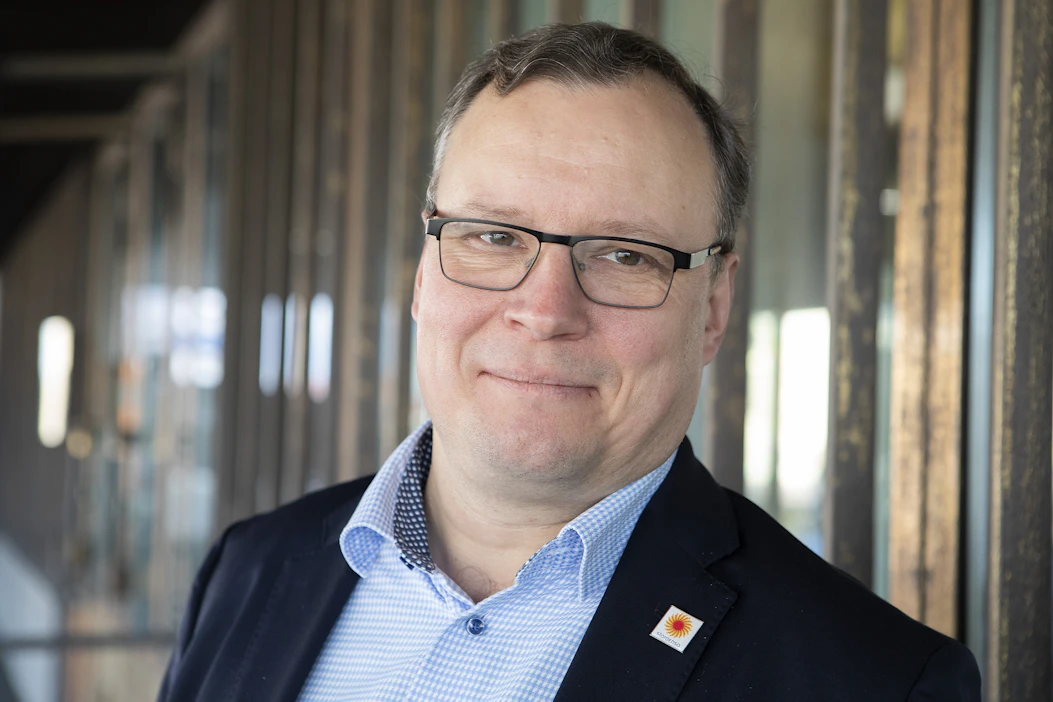 Stora Enson Forest-divisioonaa johtanut Jari Suominen aloitti yhtiön palveluksessa vuonna 1995. Forest-divisioonaan kuuluu Stora Enson metsäomaisuus. Divisioona vastaa myös puunhankinnasta Pohjoismaissa ja Baltiassa.