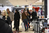 Tilastokeskuksen mukaan kuluttajien luottamus hiipui joulukuussa heikoimmalle tasolleen sitten viime kevään. LEHTIKUVA / Emmi Korhonen.