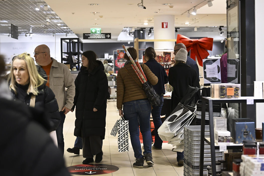 Tilastokeskuksen mukaan kuluttajien luottamus hiipui joulukuussa heikoimmalle tasolleen sitten viime kevään. LEHTIKUVA / Emmi Korhonen.